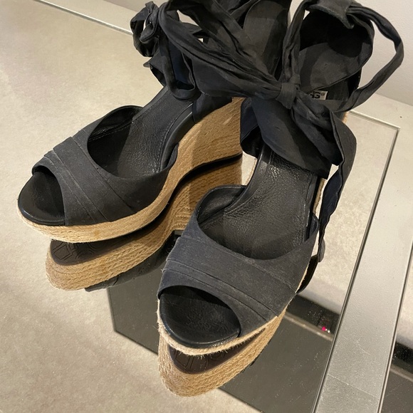Black tie up wedges by Ugg - Picture 2 of 5